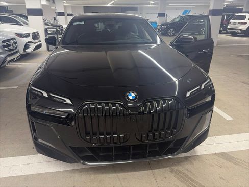 Used 2023 BMW 760i xDrive w/ Luxury Rear Seating Package AWD/4WD image 6