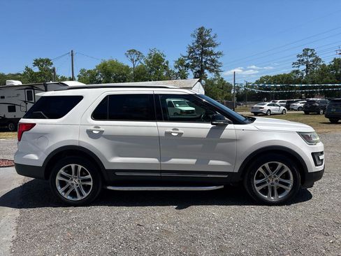 Used 2017 Ford Explorer XLT w/ Equipment Group 202A AWD/4WD image 4