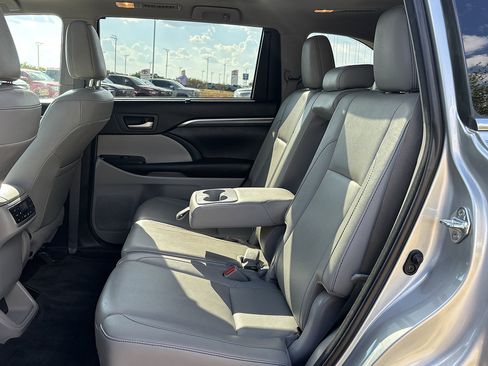 Used 2017 Toyota Highlander Limited Platinum FWD image 14