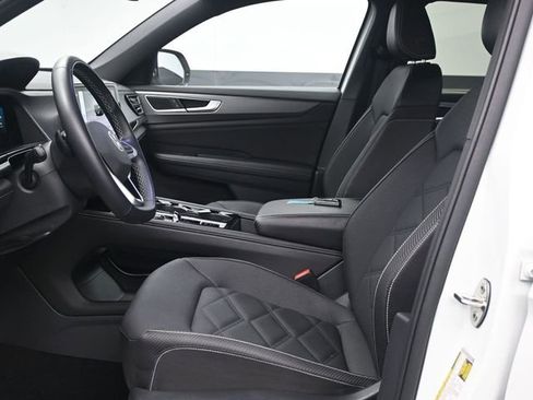 Used 2025 Volkswagen Atlas Cross Sport SE image 6