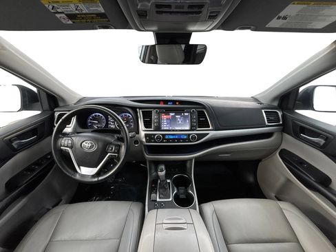 Used 2019 Toyota Highlander XLE AWD/4WD image 17
