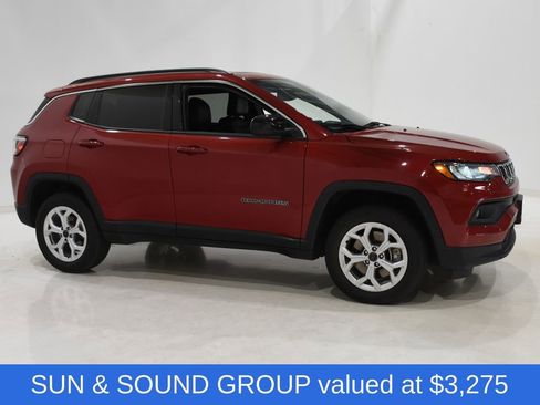 Used 2025 Jeep Compass Latitude w/ Sun & Sound Group AWD/4WD image 3