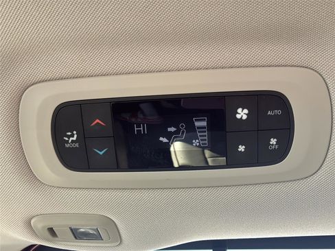 Used 2017 Chrysler Pacifica Limited image 25