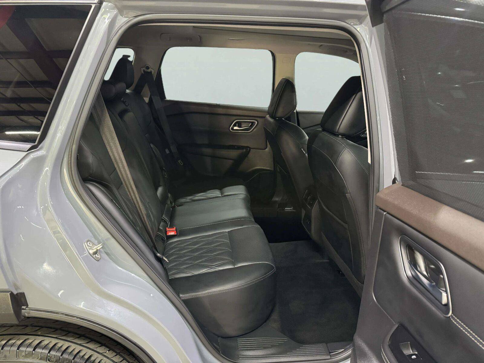 Used 2023 Nissan Rogue Platinum FWD image 32