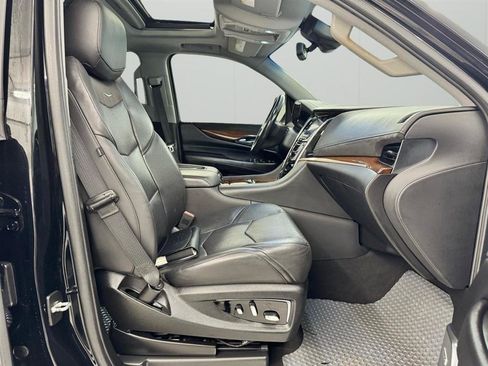 Used 2020 Cadillac Escalade ESV Luxury w/ Escalade Sport Edition RWD image 17
