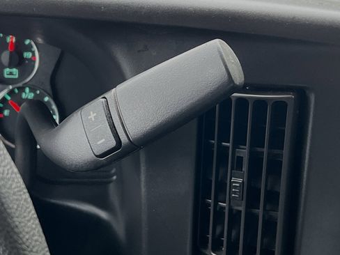 Used 2017 Chevrolet Express 4500 Extended image 17