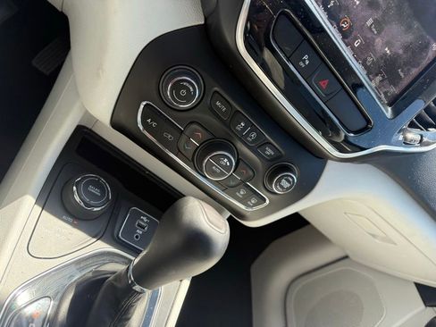 Used 2019 Jeep Cherokee Limited w/ Luxury Group AWD/4WD image 17