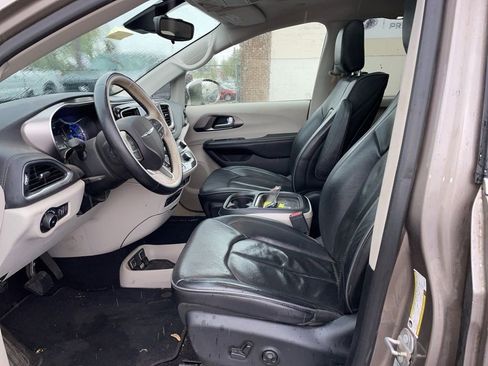 Used 2017 Chrysler Pacifica Platinum FWD image 9