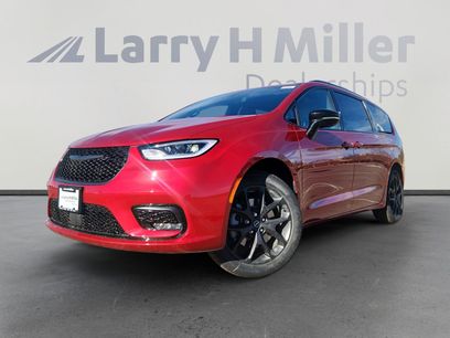 New 2026 Chrysler Pacifica Select