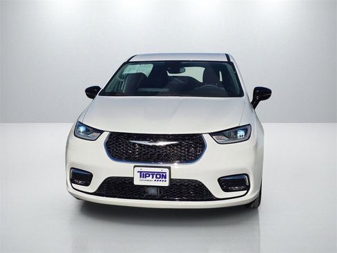 Used 2024 Chrysler Pacifica Touring-L image 2