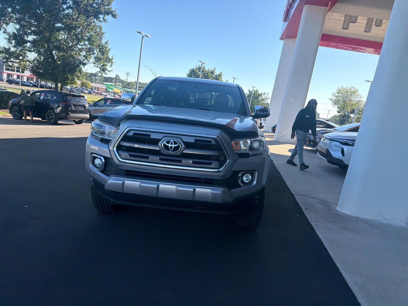 Used 2016 Toyota Tacoma Limited w/ Towing Package AWD/4WD image 18