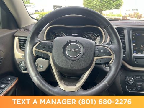 Used 2017 Jeep Cherokee Trailhawk AWD/4WD image 18