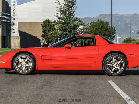 Used 2000 Chevrolet Corvette Coupe w/ Lighting Pkg RWD image 3