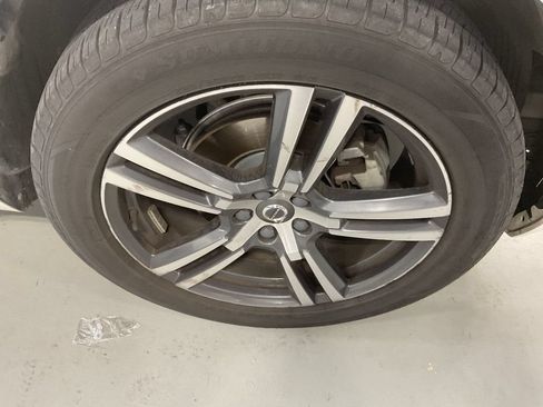 Used 2019 Volvo XC60 T5 Momentum w/ Multimedia Package AWD/4WD image 14
