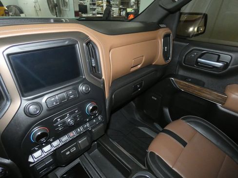 Used 2021 Chevrolet Silverado 1500 High Country w/ Technology Package image 12