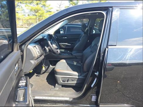 Used 2023 Nissan Pathfinder Platinum image 6