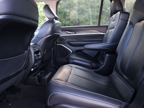 Used 2022 Jeep Grand Cherokee L Limited AWD/4WD image 6