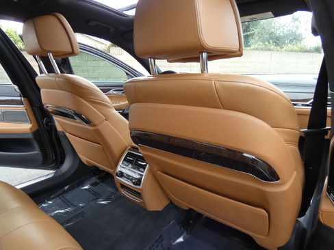 Used 2016 BMW 750i xDrive image 40
