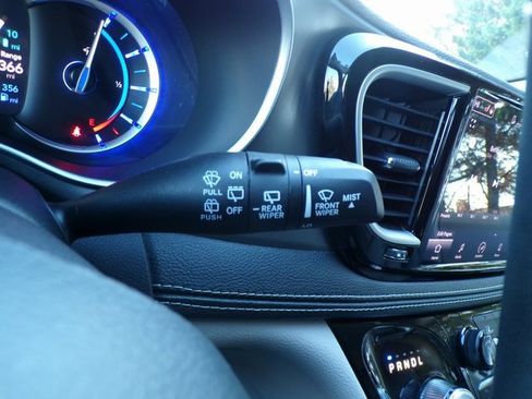 Used 2023 Chrysler Pacifica Touring-L image 21