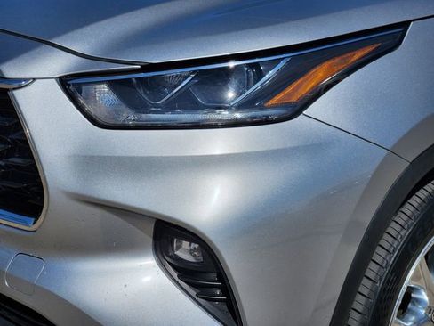 Used 2023 Toyota Highlander Limited FWD image 6