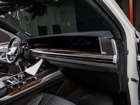 Used 2025 Cadillac Escalade ESV Sport Platinum image 18