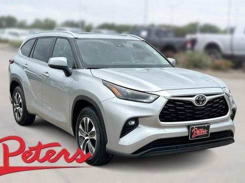 Used 2023 Toyota Highlander XLE FWD image 1