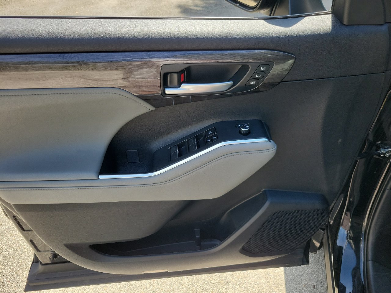 Used 2023 Toyota Highlander Platinum FWD image 14