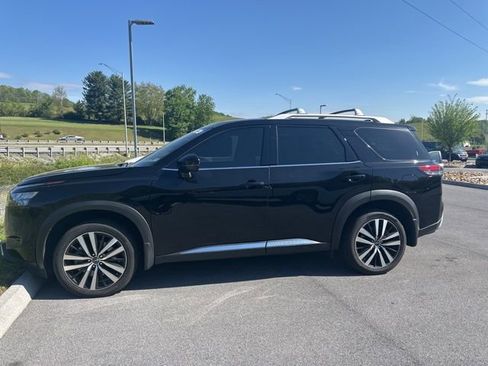 Used 2025 Nissan Pathfinder Platinum w/ Cargo Package image 4