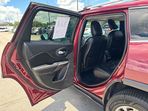 Used 2019 Jeep Cherokee Latitude Plus w/ Cold Weather Group AWD/4WD image 15