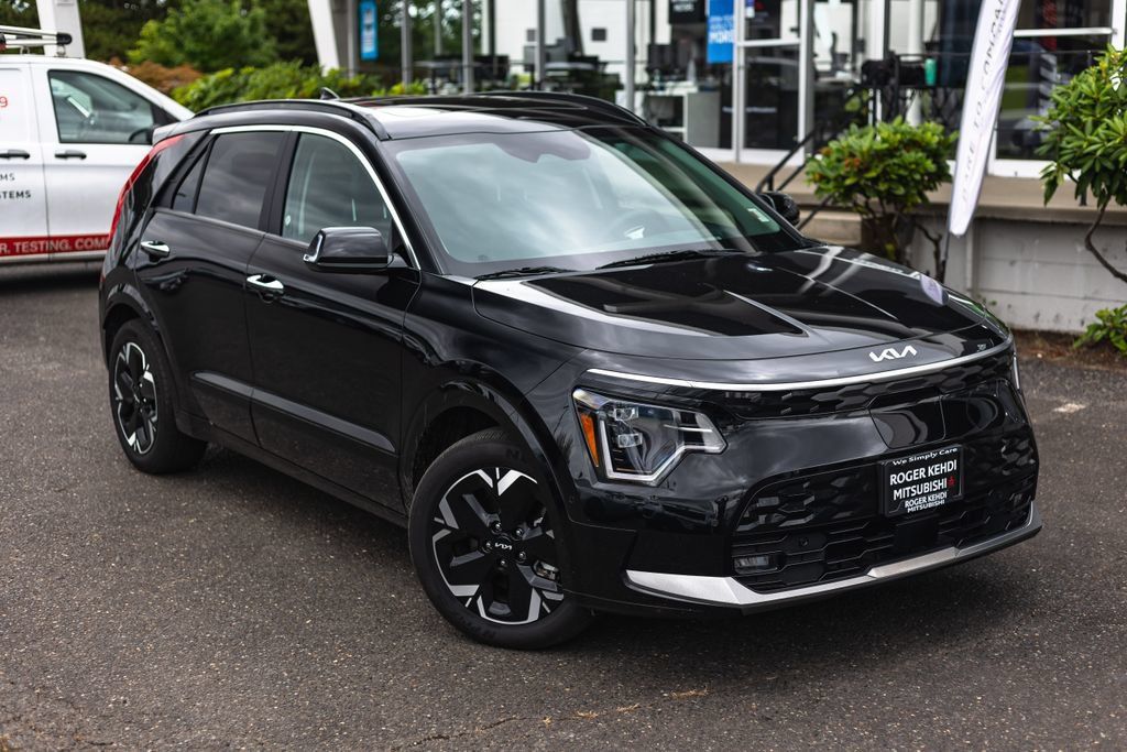 Used 2023 Kia Niro Wave w/ Wave Preserve Package FWD image 2