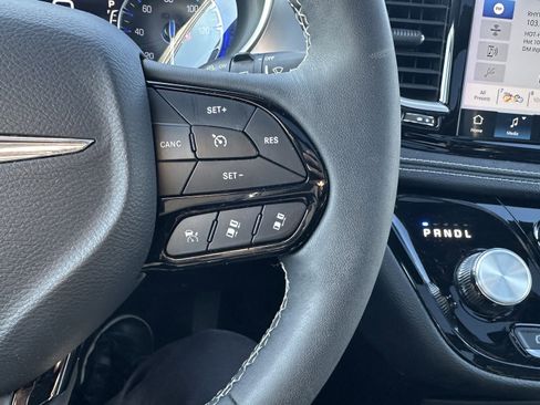 Used 2023 Chrysler Pacifica Touring-L w/ Uconnect Theater Family Group image 21