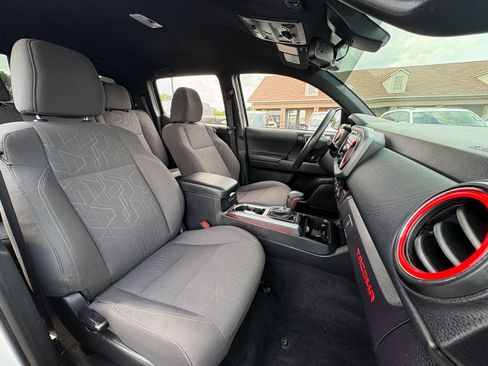 Used 2018 Toyota Tacoma TRD Off-Road AWD/4WD image 24