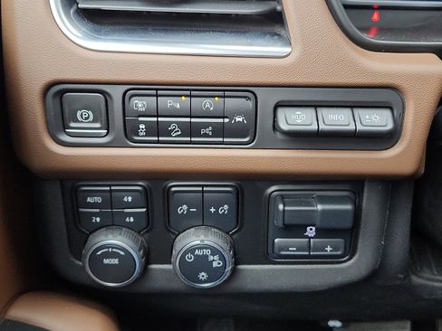 Used 2023 Chevrolet Suburban High Country w/ Advanced Technology Package AWD/4WD image 20