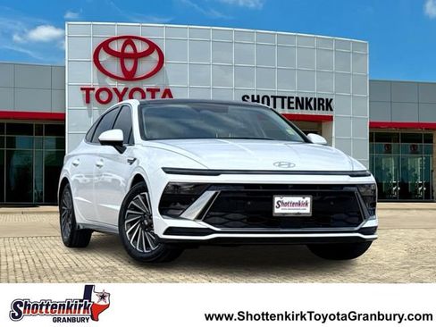 Used 2025 Hyundai Sonata Limited FWD image 1