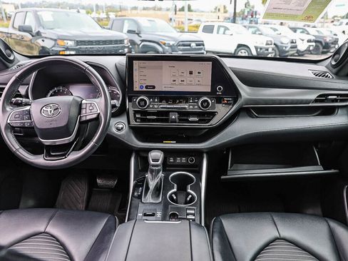 Used 2023 Toyota Highlander XSE FWD image 2