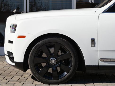 Used 2022 Rolls-Royce Cullinan w/ Cullinan Package image 12