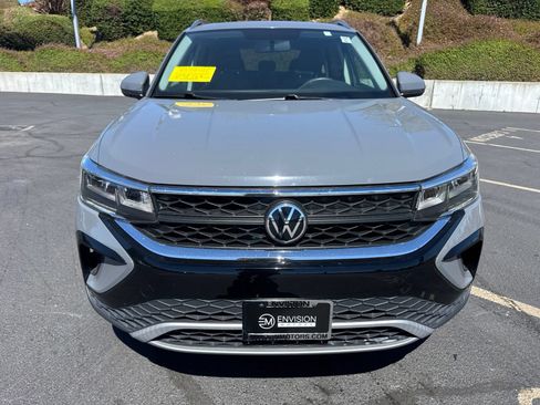 Used 2022 Volkswagen Taos SE FWD image 2