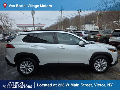 Used 2023 Toyota Corolla Cross LE w/ Moonroof Package image 4