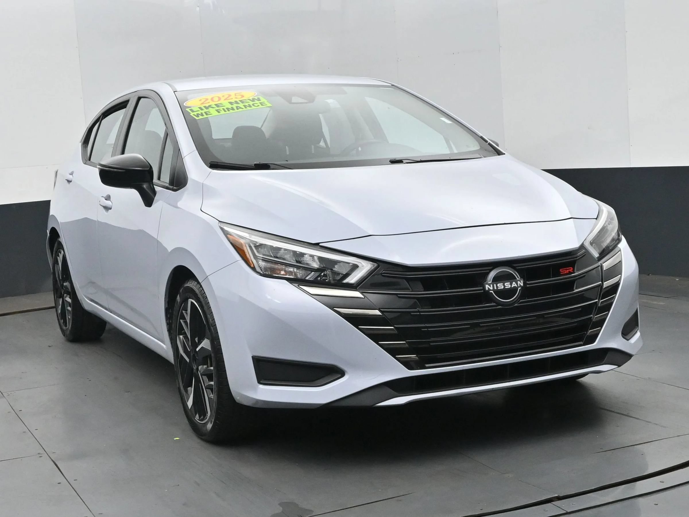 Used 2025 Nissan Versa SR FWD image 3