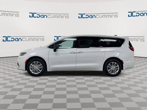 New 2026 Chrysler Pacifica Select FWD image 5