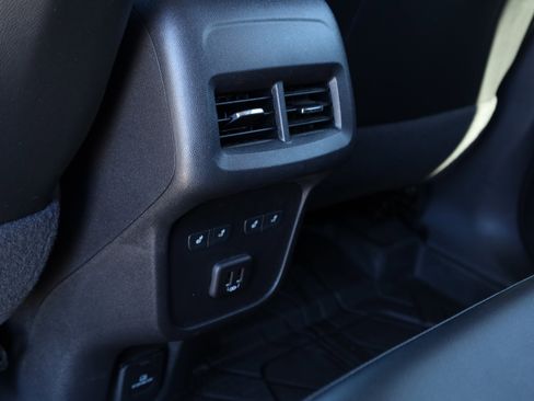 Used 2023 Chevrolet Equinox Premier image 16