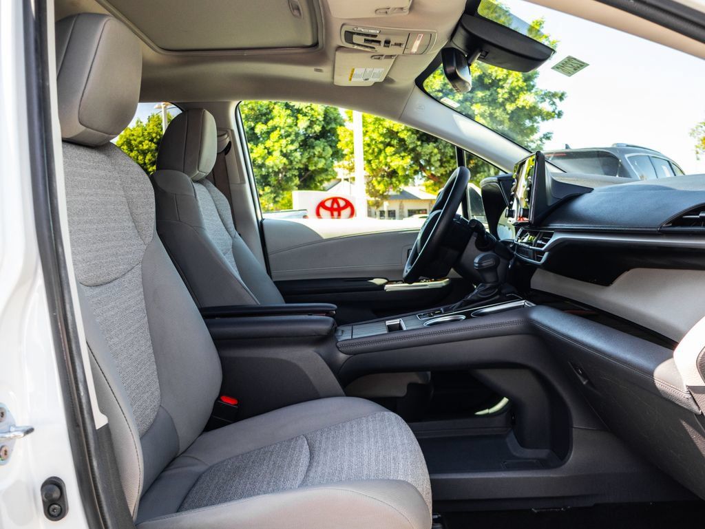 Used 2024 Toyota Sienna LE w/ LE Plus Package FWD image 18