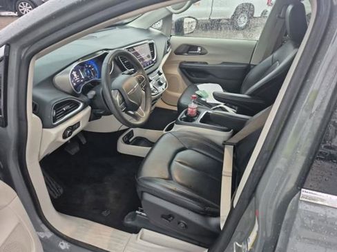 Used 2023 Chrysler Pacifica Touring-L FWD image 12