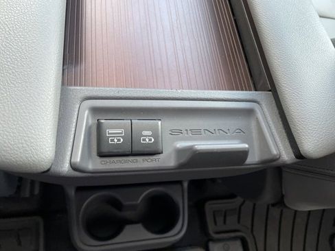 Used 2021 Toyota Sienna XLE image 13