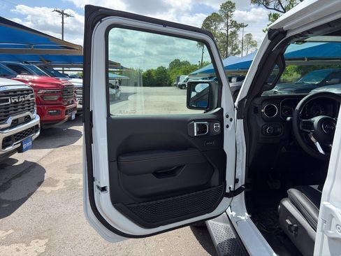 New 2026 Jeep Wrangler Unlimited Sahara AWD/4WD image 11
