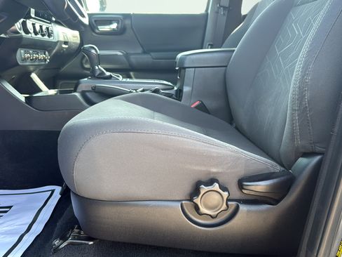 Used 2018 Toyota Tacoma TRD Sport AWD/4WD image 25