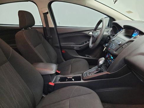 Used 2018 Ford Focus SE w/ SE Appearance Package image 21