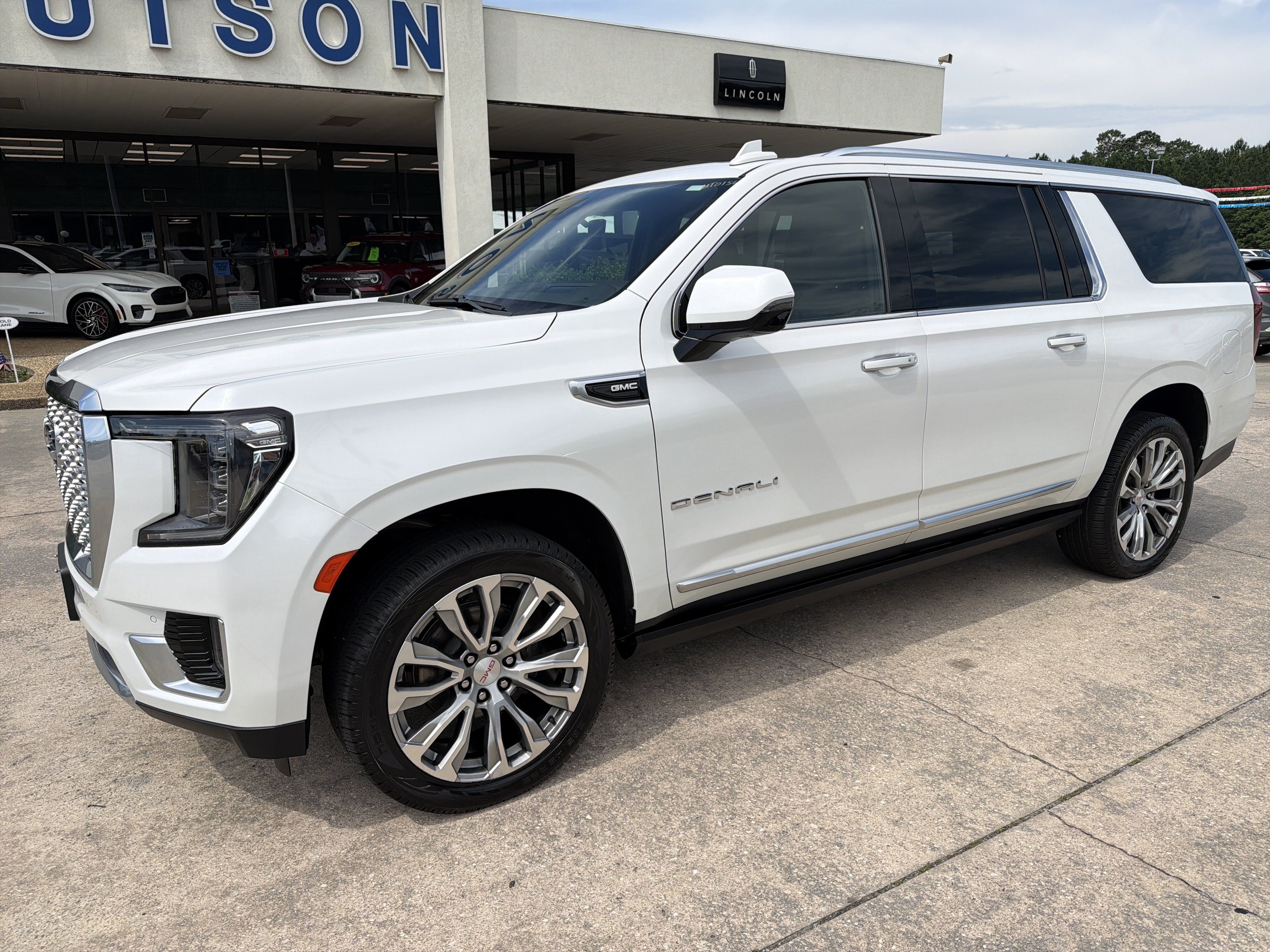 Used 2022 GMC Yukon XL Denali w/ Denali Premium Package AWD/4WD image 2