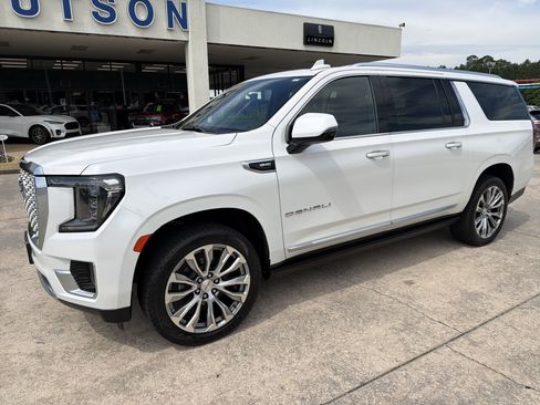 Used 2022 GMC Yukon XL Denali w/ Denali Premium Package AWD/4WD image 2