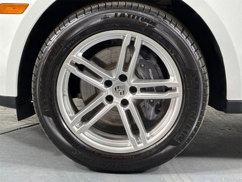 Used 2025 Porsche Macan image 32